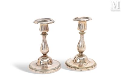 paire de chandeliers en argent sur fond blanc