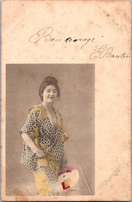 une vieille photo d'une femme en kimono