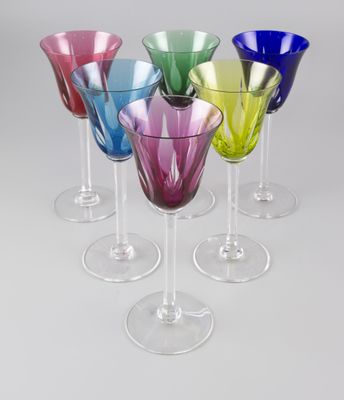 six verres à vin multicolores empilés les uns sur les autres