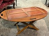 une table sur laquelle est posé un plateau en bois