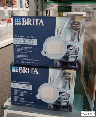 deux boîtes de cartouches filtrantes Brita sur une étagère dans un magasin