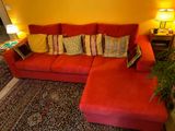 un canapé rouge avec des coussins dans un salon
