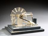 une petite maquette de roue à eau posée sur un socle