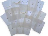 un paquet d'enveloppes blanches ornées de motifs dorés et argentés