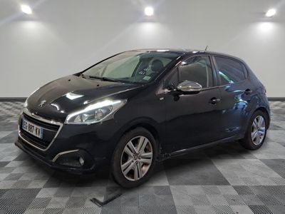 la petite voiture noire est garée dans le garage sur un sol en damier