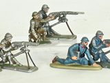 plusieurs figurines de soldats armés, posées sur une surface blanche