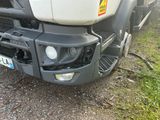un camion garé sur le côté de la route