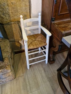 une chaise et un piano dans un coin de la pièce