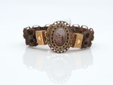 un bracelet marron sur lequel est représentée une femme
