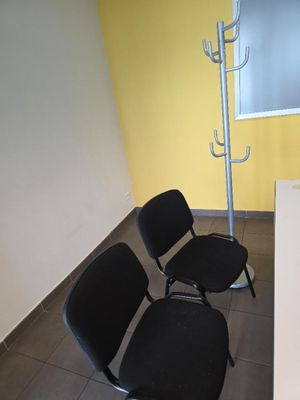 deux chaises noires et une table blanche dans une pièce