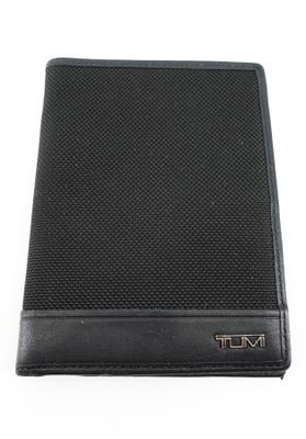 un portefeuille en cuir noir avec un logo sur le devant