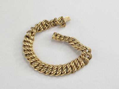 une image d'un bracelet en or sur fond blanc