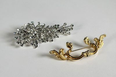 ANONYME, réunion de deux broches l'une en strass dans le sty…