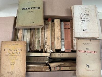 de nombreux livres anciens dans une boîte posée sur une table