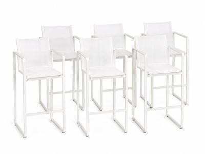 quatre tabourets de bar blancs avec accoudoirs et dossier, sur fond blanc