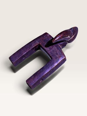 un gros plan d'un objet violet sur une surface blanche