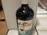 une bouteille de vin posée sur une table