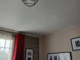 une lampe suspendue au plafond de la pièce