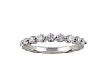 une alliance en or blanc sertie de cinq diamants