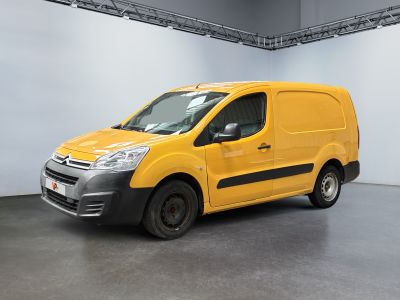 une camionnette Citroën dans un showroom aux murs blancs et au sol gris