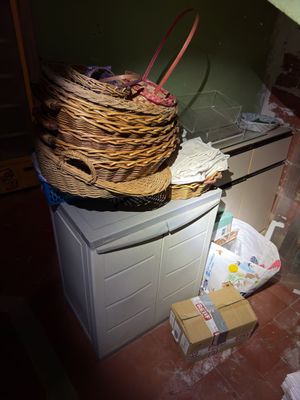 un panier posé sur le réfrigérateur dans une pièce