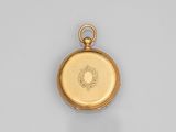 une montre de poche en or 18 carats ornée d'un petit médaillon au dos