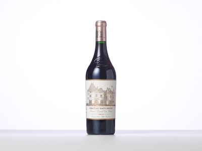 la bouteille de vin est posée sur la table sur fond blanc