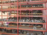 beaucoup de pneus et de jantes sur les étagères du garage