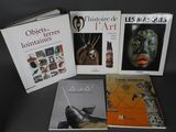 trois livres posés sur une table, avec des images de personnes et d'animaux