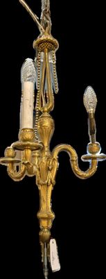 Lustre à trois lumières en bronze doré et ciselé à décor de …