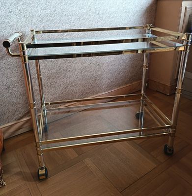 chariot à boissons en laiton avec des étagères en verre et des roulettes