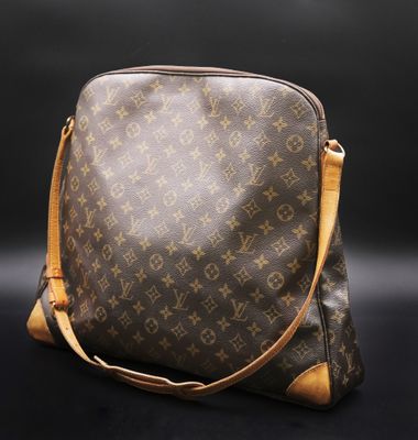 un sac à main Louis Vuitton sur fond noir