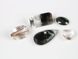quatre types différents de pierres de quartz sur un fond blanc