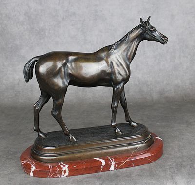 statue en bronze représentant un cheval, posée sur un socle en marbre, sur un fond gris