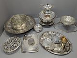 une table sur laquelle se trouvent de nombreux objets en argent