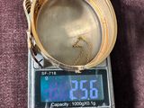 une horloge posée sur une balance