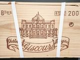 une boîte en bois sur laquelle figure l'image d'un bâtiment