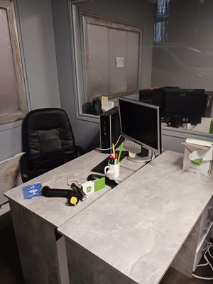 un bureau équipé de deux écrans et d'un clavier