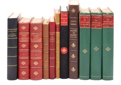 de nombreux livres alignés les uns à côté des autres sur une étagère