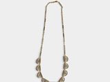 un collier en or composé de trois cercles et d'une chaîne, sur fond blanc