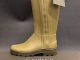 une paire de bottes de pluie jaunes exposée dans un magasin