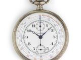 gros plan d'une montre de poche sur fond blanc