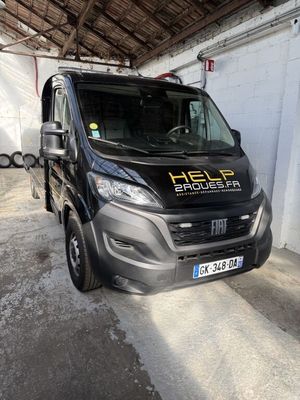 une camionnette garée dans un garage