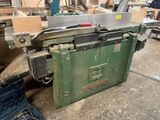 une machine posée à même le sol dans un atelier
