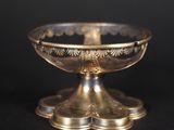 une assiette en argent antique avec un motif décoratif