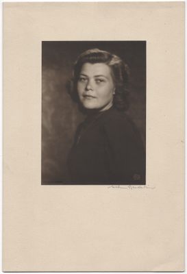 une vieille photo en noir et blanc d'une femme en tailleur