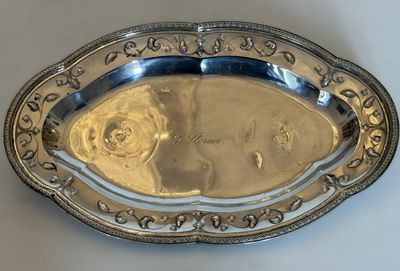 une assiette en argent ornée d'un motif de poisson