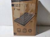 Le carton du matelas est ouvert et prêt à l'emploi.
