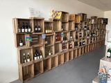 de nombreuses étagères en bois sur lesquelles sont disposées des bouteilles de vin