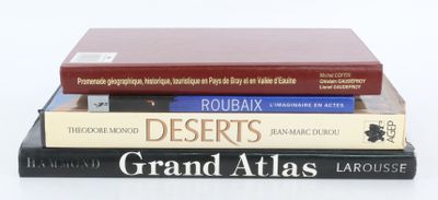 trois livres empilés sur une table